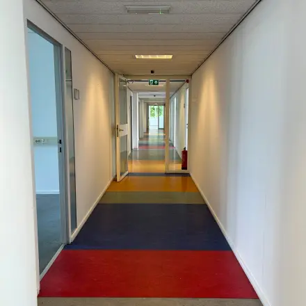 Gekleurde gang in een kantoorpand aan de James Wattstraat 71 in Amsterdam Oost. Deze ruimte is geschikt voor het kantoorruimte huren zonder meubilair.