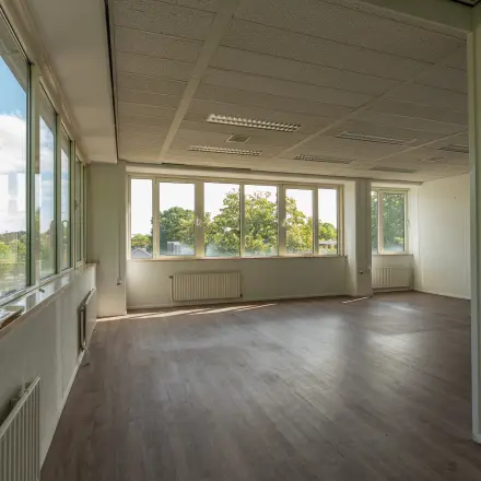Ruime kantoorruimte te huur met grote ramen voor veel natuurlijk licht, gelegen aan James Wattstraat 71 in Amsterdam Oost. Ongemeubileerd en klaar om naar wens in te richten.