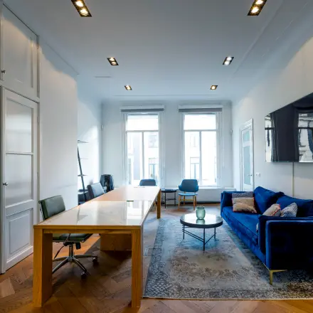 Stijlvol gemeubileerd kantoor op de PC Hooftstraat 150 in Amsterdam Oud Zuid, met een ruime vergadertafel, moderne zithoek en veel daglicht. Ideale plek voor kantoorruimte huren.