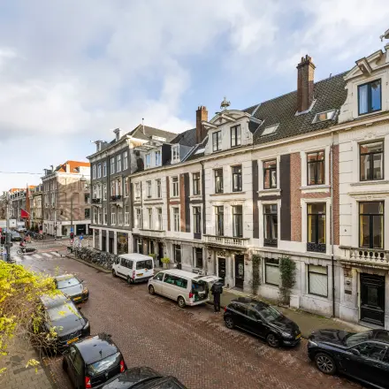 Elegant kantoorpand op PC Hooftstraat 150, Amsterdam Oud Zuid met historische gevels en geparkeerde auto's langs de straat. Ideaal om een kantoorruimte te huren in een charmante buurt.