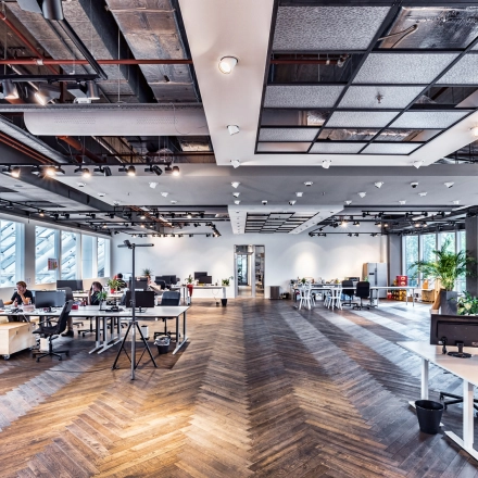 Ruime, open kantoorpand gelegen op Johan Huizingalaan 400 in Amsterdam Riekerpolder, met moderne werkplekken en veel natuurlijke lichtinval. Ideaal voor bedrijven die kantoorruimte willen huren in een inspirerende omgeving.
