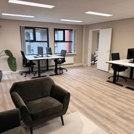 Moderne kantoorruimte te huur aan de Arlandaweg 92 in Amsterdam Sloterdijk, met strakke werkplekken en veel natuurlijk licht.