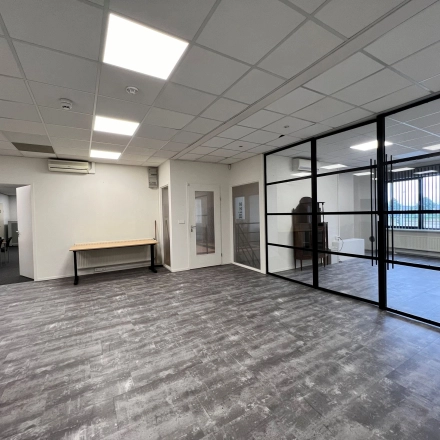 Leeg kantoorpand aan de Contactweg 131 in Amsterdam Sloterdijk met moderne vloer, glazen wand, en veel lichtinval. Ideale ruimte voor kantoorruimte huren.