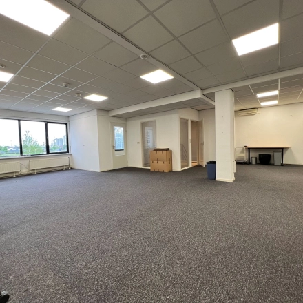 Ruime kantoorruimte te huur op Contactweg 131, Amsterdam Sloterdijk, met grote ramen en mogelijkheden voor flexibele indeling.