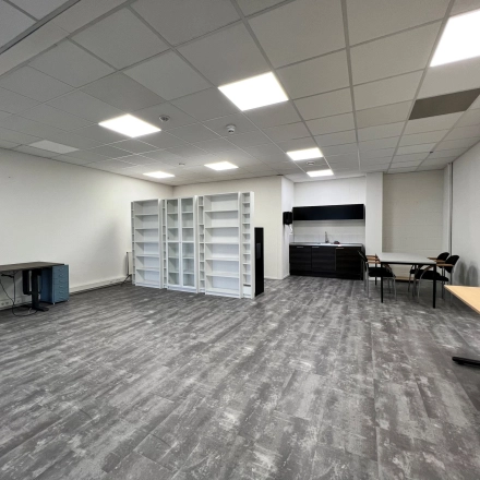 Ruime, lichte kantoorruimte aan de Contactweg 131, Amsterdam Sloterdijk met moderne vloer en diverse bureaus, ideaal voor kantoorruimte huren. Het interieur is voorzien van kasten en een kitchenette.