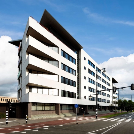 Modern kantoorpand aan de Radarweg 501 in Amsterdam Sloterdijk met opvallende architectuur, beschikbaar voor kantoorruimte huren.
