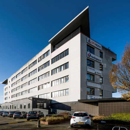 Het kantoorpand aan Radarweg 501 in Amsterdam Sloterdijk heeft een moderne uitstraling met meerdere etages. Het gebouw biedt diverse mogelijkheden voor kantoorruimte huren. De parkeerplaats is ruim en toegankelijk.