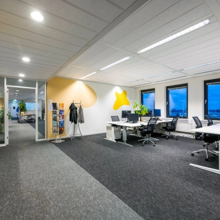Moderne kantoorruimte huren aan Radarweg 501 in Amsterdam Sloterdijk met werkplekken, bureauopstellingen en grote ramen.