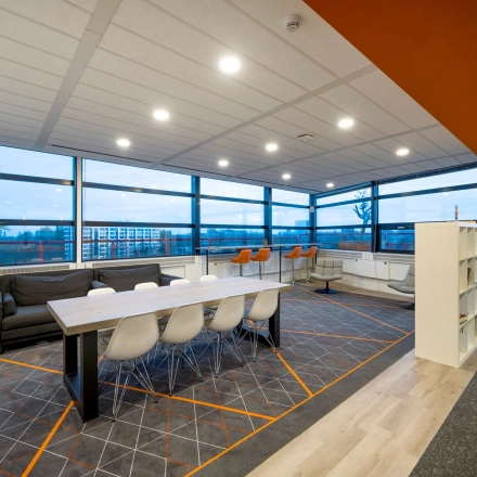 Ruime, goed verlichte kantoorruimte op Radarweg 501, Amsterdam Sloterdijk met grote ramen, moderne meubels en gezamenlijke werkplekken. Geschikt voor kantoorruimte huren.