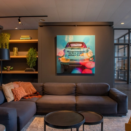 Comfortabele kantoorruimte huren in Amsterdam Sloterdijk met een moderne lounge, decoratieve kunst en verlichting. Perfect voor informele gesprekken en ontspanning.