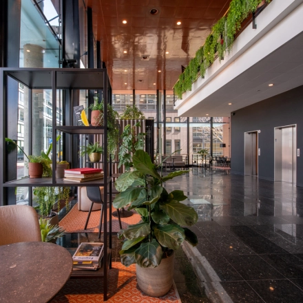 Kantoorruimte op Teleportboulevard 110 in Amsterdam Sloterdijk met moderne inrichting, groen decor en uitzicht naar buiten. Ideaal voor wie kantoorruimte wil huren in een levendige omgeving.