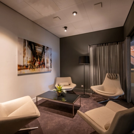 Gezellig ingerichte loungeruimte in een kantoorpand aan de Teleportboulevard 110, Amsterdam Sloterdijk. Deze ruimte is ideaal voor kantoorruimte huren met comfortabele stoelen en modern decor.