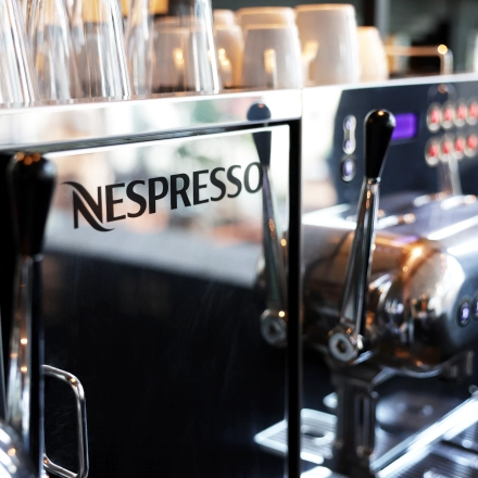 Koffiezetapparaat in een kantoorpand op Teleportboulevard 110, Amsterdam Sloterdijk, benadrukt voorzieningen bij kantoorruimte huren.