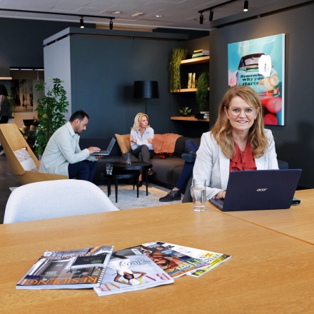 Gezellige kantoorruimte op Teleportboulevard 110, Amsterdam Sloterdijk, met mensen die werken en vergaderen in een stijlvolle, gemeubileerde omgeving met moderne inrichting. Geschikt voor kantoorruimte huren.