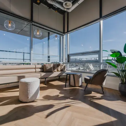 Lichte kantoorruimte met moderne inrichting, grote ramen en comfortabele zitplaatsen op het Bos en Lommerplein 280, ideaal om te huren voor bedrijven in Amsterdam West.