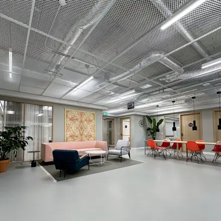 Moderne kantoorpand op Haarlemmerweg 331, Amsterdam West, met kleurrijke zitplaatsen en strakke inrichting, perfect als kantoorruimte voor ondernemers die kantoor willen huren.