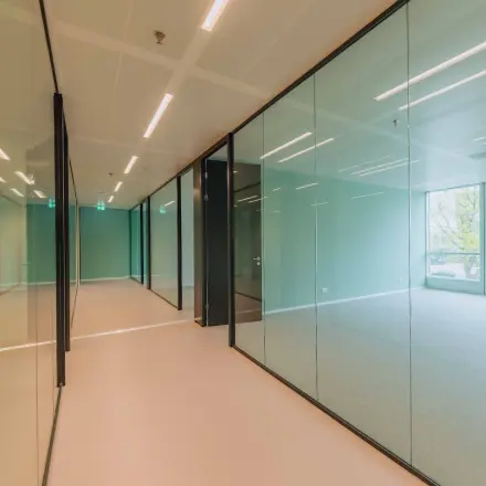 Lichte kantoorruimte met glazen wanden op Kon. Wilhelminaplein 4, Amsterdam West. Ideaal voor kantoorruimte huren in een ruim en modern kantoorpand met veel daglicht.