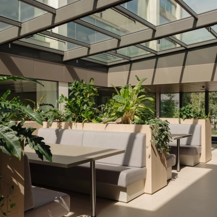 Ruime, lichte kantoorruimte met grote ramen en veel groen in Amsterdam West. Perfect om te huren voor bedrijven die op zoek zijn naar een inspirerende werkomgeving.