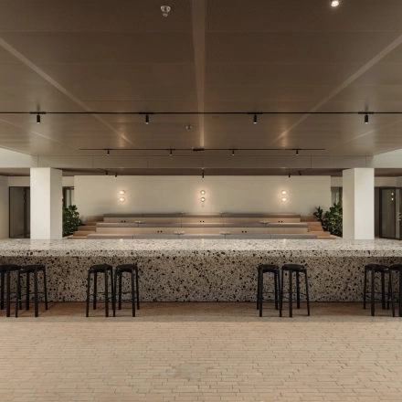 Moderne kantoorruimte huren op Nachtwachtlaan 20 in Amsterdam West, met een stijlvolle open indeling en hoog plafond. Het kantoorpand biedt een uitnodigende en lichte werkomgeving.