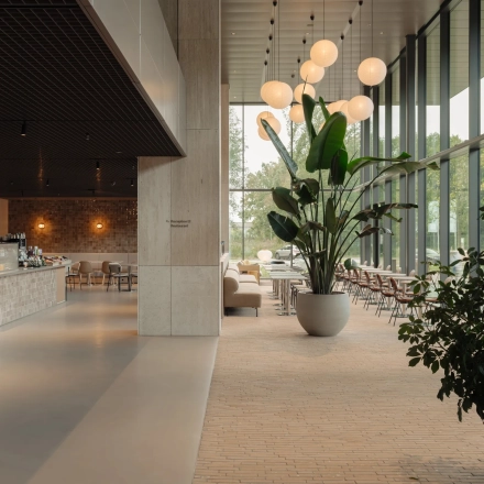 Moderne en ruime kantoorruimte op Nachtwachtlaan 20, Amsterdam West, met grote ramen en een stijlvolle inrichting. Ideaal voor kantoorruimte huren in een lichte omgeving.