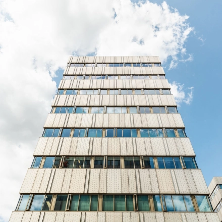 Uitzicht op het moderne kantoorpand aan de Herikerbergweg 240-286 in Amsterdam Zuid-Oost, ideaal om kantoorruimte te huren met een strak ontworpen gevel.