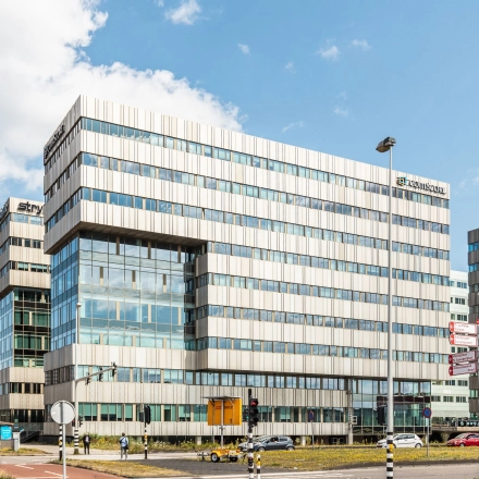 Moderne kantoorpanden aan de Herikerbergweg 240-286 in Amsterdam Zuid-Oost met glasgevels en meerdere verdiepingen.