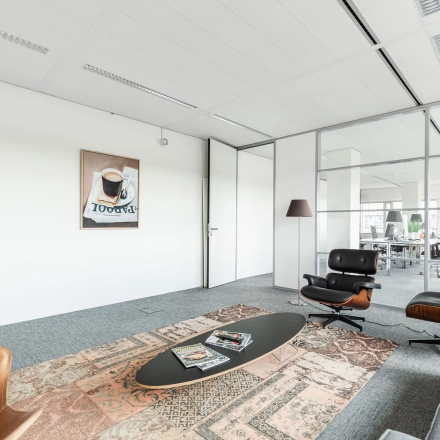 Moderne en lichte kantoorruimte huren op Herikerbergweg 240-286 in Amsterdam Zuid-Oost, met comfortabele zitgedeeltes en open werkplekken.
