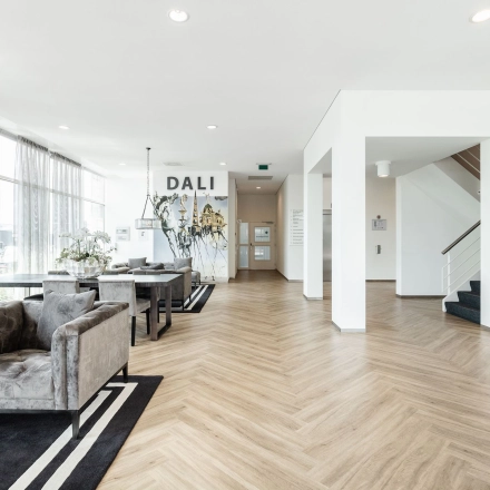Stijlvolle gemeubileerde kantoorruimte met moderne zitbanken en kunstwerk aan de muur in kantoorpand op Herikerbergweg 240-286, Amsterdam Zuid-Oost.