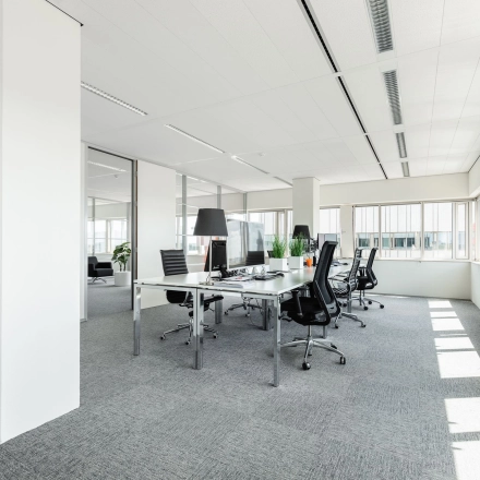 Lichte en ruime kantoorruimte met moderne bureaus en stoelen op Herikerbergweg 240-286, Amsterdam Zuid-Oost, ideaal om te huren voor professionele werkdoeleinden.