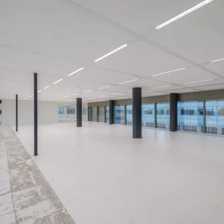 Ruime en lichte ongebruikte kantoorruimte op Herikerbergweg 290, Amsterdam Zuid-Oost. Perfecte plek voor bedrijven die een flexibel kantoorpand willen huren.