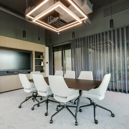 Moderne vergaderruimte in een kantoorpand op Herikerbergweg 290, Amsterdam Zuid-Oost, met een lange tafel en comfortabele stoelen. Ideaal voor wie kantoorruimte wil huren in een stijlvolle omgeving.