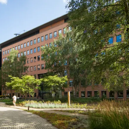 Het kantoorpand op Hullenbergweg 109-135 in Amsterdam Zuid-Oost, omgeven door groen, biedt mogelijkheden voor kantoorruimte huren.