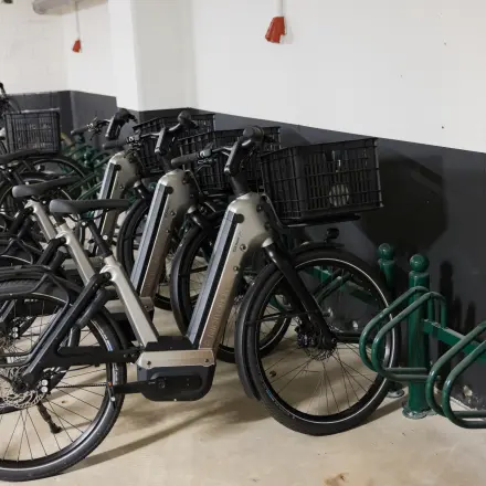 Fietsenstalling met geparkeerde fietsen in het kantoorpand op Hullenbergweg 109-135, Amsterdam Zuid-Oost.