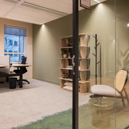 Moderne kantoorruimte huren bij Hullenbergweg 109-135, Amsterdam Zuid-Oost, met glazen wanden, werkplekken en boekenkasten.