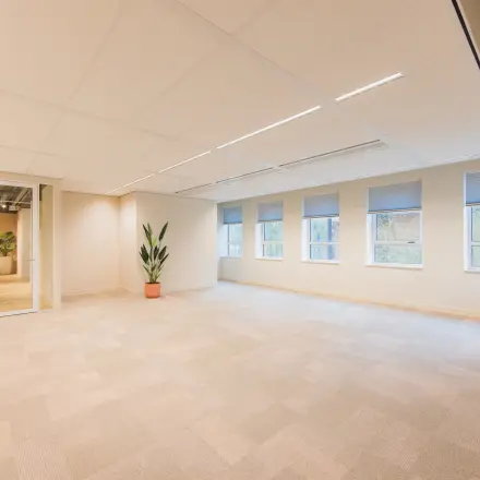 Lichte kantoorruimte te huur op Hullenbergweg 109-135 in Amsterdam Zuid-Oost, met ramen en planten. Ideaal kantoorpand voor flexibel gebruik.