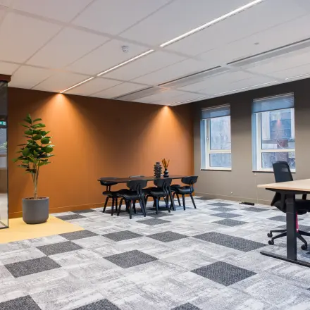 Moderne en lichte kantoorruimte te huur op de Hullenbergweg 109-135 in Amsterdam Zuid-Oost, met comfortabele bureaus, stoelen en een stijlvolle inrichting.