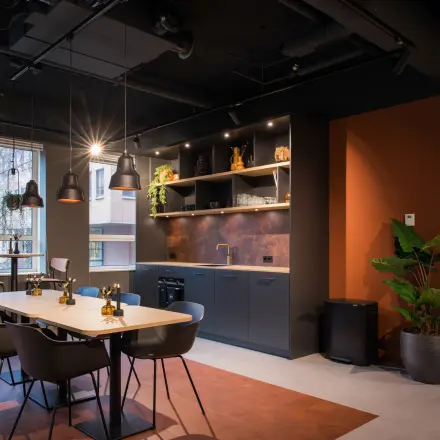 Moderne gemeubileerde kantoorruimte in Amsterdam Zuid-Oost, met een stijlvolle keukenhoek en houten tafels voor vergaderingen. Veel natuurlijk licht en industriële accenten. Kantoorruimte huren op Hullenbergweg 109-135.