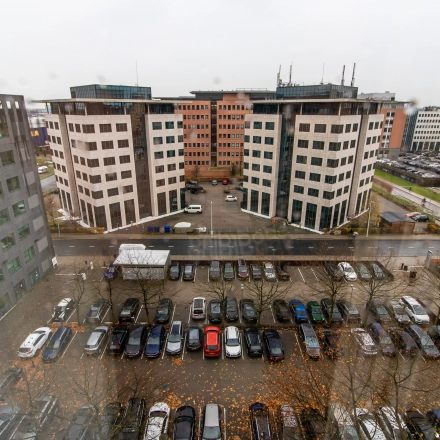 Buitenzicht op kantoorpanden aan de Hullenbergweg 278 in Amsterdam Zuid-Oost met parkeerplaatsen ervoor.