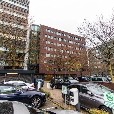 Buitenzijde van het kantoorpand op Hullenbergweg 278 in Amsterdam Zuid-Oost, met een parkeerplaats op de voorgrond. Geschikt voor kantoorruimte huren.