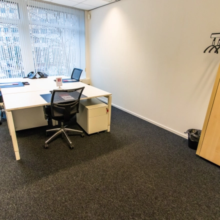 Kantoorruimte te huur aan de Hullenbergweg 278 in Amsterdam Zuid-Oost, lichte werkruimte met twee bureaus, stoelen en opbergruimte. Ideaal voor dagelijkse kantooractiviteiten.