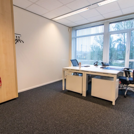 Kantoorruimte huren aan de Hullenbergweg 278 in Amsterdam Zuid-Oost, met bureaus en een kast, geschikt voor zakelijke activiteiten.