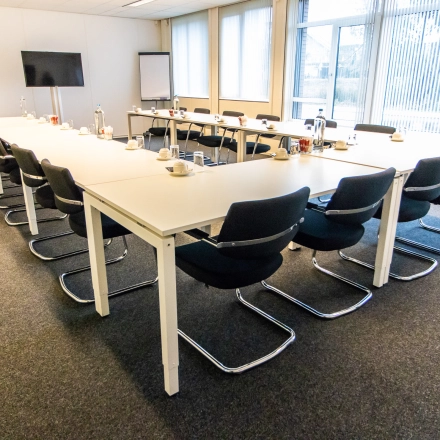 Kantoorruimte huren in kantoorpand Hullenbergweg 278, Amsterdam Zuid-Oost. Gemeubileerde vergaderruimte met stoelen en tafels, gereed voor gebruik.