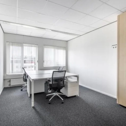 Kantoorruimte te huur op Hullenbergweg 278, Amsterdam Zuid-Oost met drie bureaus en stoelen onder een groot raam met natuurlijk licht.