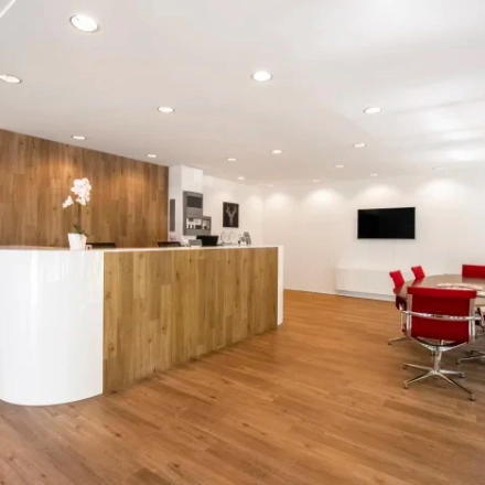 Moderne kantoorruimte met houten vloer en strakke inrichting op Hullenbergweg 278, Amsterdam Zuid-Oost. Ideaal voor vergaderingen of kantoorruimte huren.