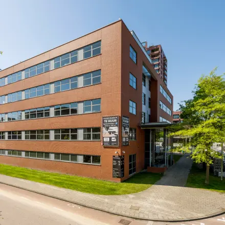 Bakstenen kantoorpand op Paasheuvelweg 20-20 in Amsterdam Zuid-Oost, te huur voor zakelijke activiteiten. Geschikt voor bedrijven die kantoorruimte zoeken in een moderne omgeving.