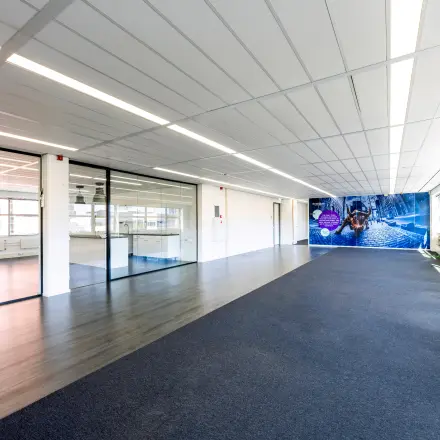 Lichte kantoorruimte met glazen wanden op Paasheuvelweg 20 20, Amsterdam Zuid-Oost, klaar voor huur. Ruime opzet met beklede vloeren en veel lichtinval.