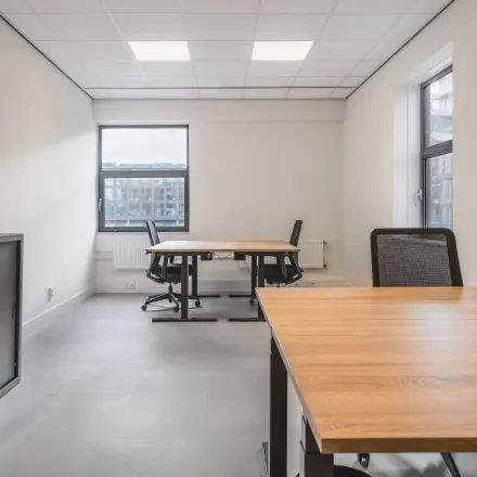 Lichte kantoorruimte huren aan de Paasheuvelweg 20 in Amsterdam Zuid-Oost met bureau-opstellingen en stoelen voor een functionele werkomgeving.