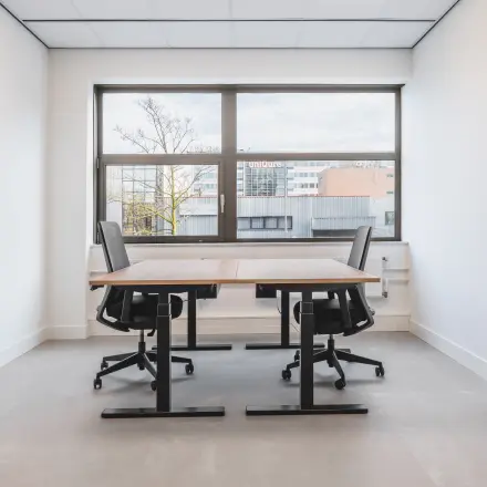 Kantoorruimte huren in Amsterdam Zuid-Oost op Paasheuvelweg 20 met een lichte werkplek en bureau. Grote ramen bieden veel natuurlijk licht.