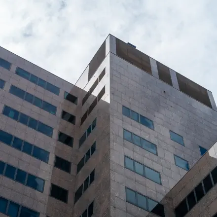 Uitzicht op het kantoorpand aan de Barbara Strozzilaan 101 in Amsterdam Zuidas. Moderne architectuur met grote ramen, ideaal om een kantoorruimte te huren midden in het dynamische zakelijke hart.