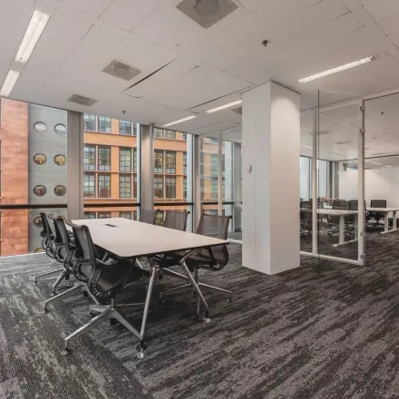 Kantoren in Amsterdam Zuidas, moderne kantoorruimte huren op Claude Debussylaan 10 met glazen wanden en stijlvolle bureaus. Ideaal voor vergaderingen of gezamenlijk werken.